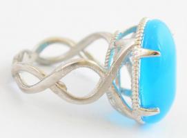 Ezüst(Ag) gyűrű, szintetikus kék kővel, jelzés nélkül, méret: 50, bruttó: 5,11 g