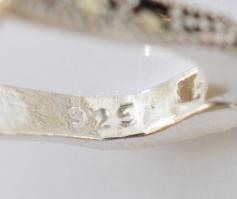 Ezüst(Ag) fülbevalópár, lila kövekkel és markazittal, jelzett, h: 4 cm, bruttó: 9,72 g