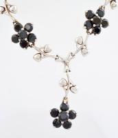 Ezüst(Ag) virágos nyaklánc, hematittal, jelzett, h: 48 cm, bruttó: 22,73, g