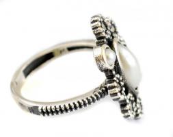 Ezüst(Ag) gyűrű, gyöngyökkel és markazittal, jelzés nélkül, méret: 55, nettó: 4,07 g