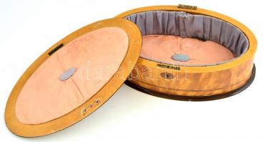 Biedermeier ovális fa doboz, kulccsal, teteje nem rögzített, kis lepattanásokkal, m: 9,5 cm, 20×32,5...