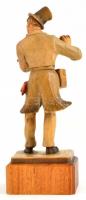 Faragott fa szobrocska, festéssel, fa talapzaton, hibátlan állapotban, m: 19 cm