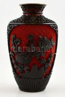 Kínai vörös lakkfaragásos zománcozott réz váza, jelzés nélkül, apró hibákkal, m: 16 cm