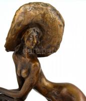 Kutas László (1936-): Kalapos akt. Bronz, márvány talapzaton, jelzett, sorszámozott 4/X. m:35 cm