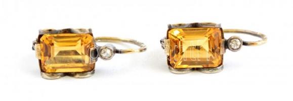 Arany (Au) 14K fülbevaló pár, sárga és fehér kövekkel, jelzettek, tokban, h: 2 cm, bruttó: 2,38 g