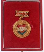 1988. MHSZ (Magyar Honvédelmi Szövetség) 40 éves jubileumi, aranyozott kitüntető jelvénye, eredeti bársonybetétes, fedelén dombornyomott, aranyozott tokban (55x36mm) T:1
