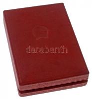 ~1950. "Kiváló dolgozó" Rákosi-címeres zománcozott fém kitüntetés miniatűrrel, eredeti dom...