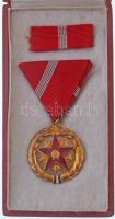1954. "Szocialista Munkáért Érdemérem" zománcozott fém kitüntetés mellszalagon, szalagsávval, dombornyomott dísztokban T:1-  NMK 603.
