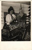 1940 Rokka mellett. Sárközi népviselet, magyar folklór / Hungarian folklore, traditional costumes, spinning-wheel (EK)