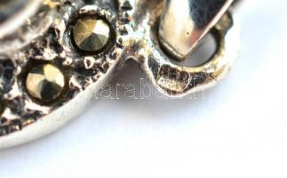 Ezüst(Ag) markazit és ónix kövekkel díszített szív alakú medál, jelzett, 2,3×2 cm, bruttó: 4,1 g