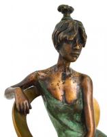 Kutas László (Budapest, 1936 - ) Lány, széken. Patinázott bronz, jelzett, soszámozott 1/4. m: 27 cm