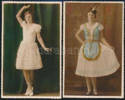 1934 Fiatal hölgy magyaros és polgári öltözetben, 2 db pecséttel jelzett vintage színezett fotólap, Grabner Kaposvár műterméből, hátoldalán ajándékozási sorokkal, 13,5x8,5 cm