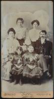 cca 1910 Öttagú család, keményhátú fotó Herz Henrik budapesti műterméből, 20×11 cm