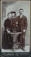 cca 1910 Házaspár kisgyerekkel, keményhátú fotó Herz Henrik budapesti műterméből, 20×11 cm