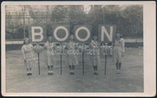 1945 Boon cacaot reklámozó lányok, fotólap, 9×14 cm
