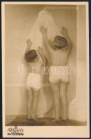 cca 1920-1930 Zuhanyzást imitáló gyerekek, fotólap Rivoli budapesti műterméből, 13×8,5 cm