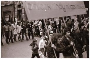 1973 Budapest, május elsejei felvonulás, 9 db negatív kocka csíkban