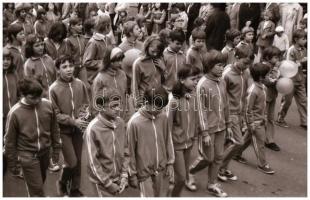 1973 Budapest, május elsejei felvonulás, 9 db negatív kocka csíkban