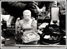 1989 Régiségek az ecseri piacon, hátoldalon feliratozott fotó, sarkain törésnyomok, 22×29 cm