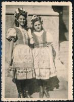 cca 1930 Lányok népviseletben, fotó, 8,5x6,5 cm