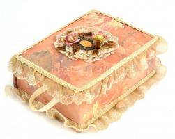 Bársony bélésű, díszes, csipkés piperedoboz, 21x16x8 cm