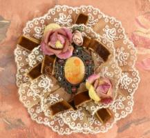 Bársony bélésű, díszes, csipkés piperedoboz, 21x16x8 cm