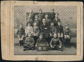 1928-29 Bp. XIII. ker, Dózsa György és Lehel út sarkán álló iskolai osztálykép, kartonra ragasztott fotó, kopásnyomokkal, karton sérült, 11,5x14,5 cm