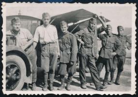 1941.IX.17 Katonák csoportképe, Süttör, Sopron m. nagy gyakorlat, a hátoldalán feliratozott vintage fotó, 8,5x13,5 cm