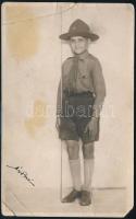 1931 Cserkész fiú portré, a 284. sz. Szent Korna csapatból, hátoldalán feliratozott és Ács Dusi Bp.fényképészeti műtermének pecsétjével jelzett vintage fotólap, sérült, ragasztott, 8,5x13,5 cm