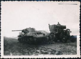 1941 Átlőtt csövű orosz tank Novij-Bugnál, hátoldalon feliratozott fotó, 6×8,5 cm