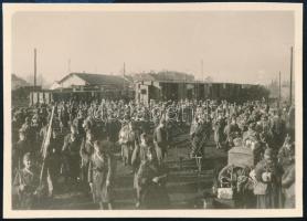 1938 Magyar katonák készülődése sorakozóra a bánrévei pályaudvaron a felvidéki bevonuláskor, hátoldalon feliratozott fotó, 6×8,5 cm