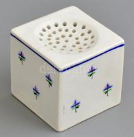 Régi porzó. Kézzel festett, jelzés nélkül, minimális kopással 836-os számmal az alján 6x6x6 cm