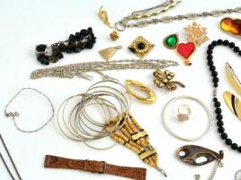 Vegyes, doboznyi bizsu tétel, közte gyűrű, hajcsat, medál, nyaklánc, karkötő, fülbevaló stb