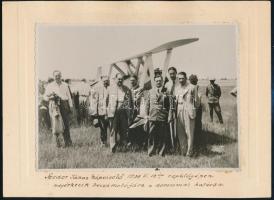 1938 vitéz dr. Szeder János országgyűlési képviselő, egyben a MOVE elnöke repülőgépen megérkezik beszámolójára a dorozsmai határba, feliratozott fotó, kartonra kasírozva, szép állapotban, 13×17 cm