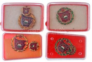 2db "Szocialista Brigád" jelvény, aranyozott koszorúval, miniatűrrel + 2db "Szocialista Brigád" jelvény zöld koszorúval, egyik miniatűrrel, mindegyik eredeti tokban T:2