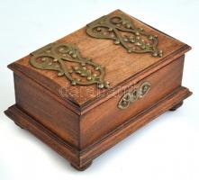 Fa ládika, réz díszítéssel, kulcs nélkül. oldalán egy léc hiánnyal 24x16x12 cm