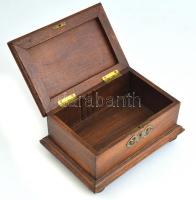 Fa ládika, réz díszítéssel, kulcs nélkül. oldalán egy léc hiánnyal 24x16x12 cm