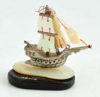 Fém-gyöngyház hajó figura, Hévíz felirattal, m: 5,5 cm