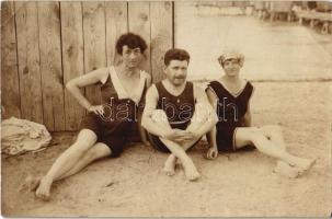 1919 Balatonberény, strandolók a parton korabeli fürdőruhában. photo  (EB)