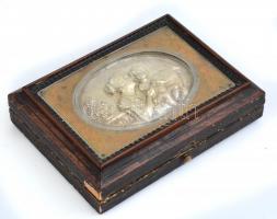 Biedermeier ezüst (Ag) varrókészlet. Dobozán gyermekét imádkozni tanító anya ezüst domborműves képe....