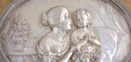 Biedermeier ezüst (Ag) varrókészlet. Dobozán gyermekét imádkozni tanító anya ezüst domborműves képe....