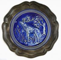 Szarvast ábrázoló, porcelán betétes ón tányér. d: 22,5 cm