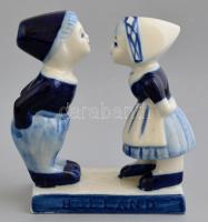 Delft holland kékfestéses csókot váltó porcelán gyerekpár figura, jelzett, m: 12 cm