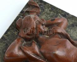 Szecesszió festett fém hölgy figura, sérült márvány talapzaton, 17,5x7,5 cm