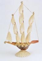 Kagylókból összerakott vitorlás hajó, h. 22 cm, m: 35 cm