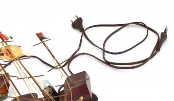 2 db fa hajó alakú elektromos lámpa, sérült, hiányos, nem kipróbált, h: 15 cm, m: 22 cm és h: 19 cm,...