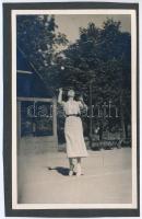 cca 1930 Teniszező nő, kartonra ragasztott fotó, 13,5×8,5 cm