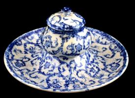 XIX. sz. vége Régi kékfestéses szószos porcelán edény, jelzés nélkül, máz alatti repedésekkel, kopásnyomokkal, az alján folttal, karcolással, d: 18,5 cm, m: 9,5 cm