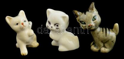 3 db porcelán macska figura, kézzel festett, egyik alján jelzéssel, kis kopással, m: 6 cm, 7,5 cm