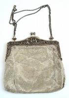 Ezüst (Ag) színházi táska. jelzett ezüst felső résszel, figurális díszítéssel. Szép állapotban. 18x18 cm
